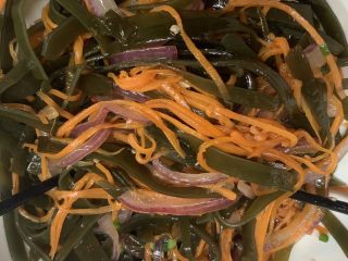 35、凉拌三丝,搅拌均匀。