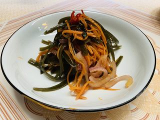 36、凉拌三丝,装盘。