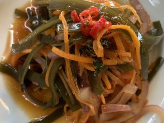 37、凉拌三丝,倒入汁水。