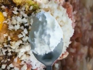 1、红烧狮子头,肉末加葱姜，一个鸡蛋，盐，鸡精，十三香，生抽，老抽，淀粉