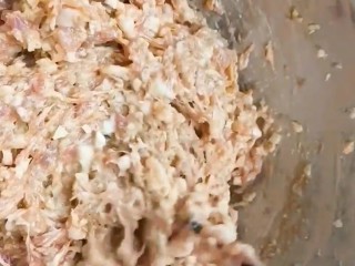 2、红烧狮子头,朝一个方向给他搅拌至上劲