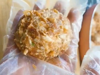 3、红烧狮子头,摊成比鸡蛋大点的丸子