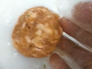 4、红烧狮子头,沾上水淀粉