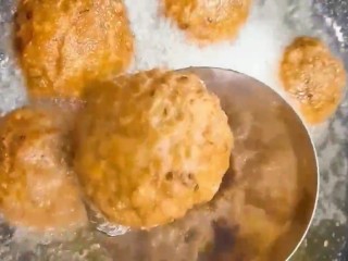 6、红烧狮子头,炸至外表定型捞出来