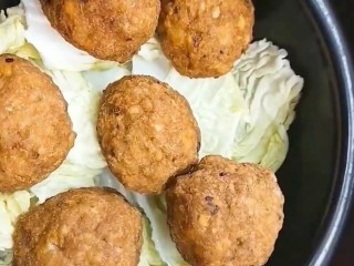 7、红烧狮子头,放入砂锅下面垫上白菜