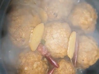 9、红烧狮子头,烧开锅小火炖半小时