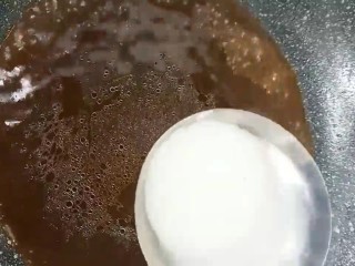 10、红烧狮子头,汤汁倒入锅中琳少许水淀粉勾芡