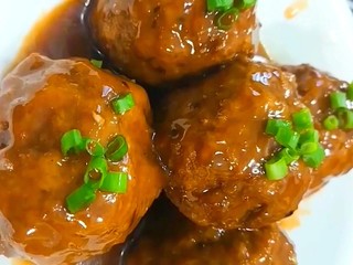 12、红烧狮子头,最后撒上葱花，狮子头做好