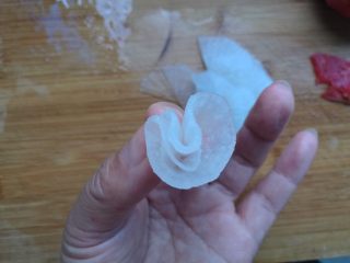 13、糖醋白萝卜,卷成小花，可以多做几个，放在盘子中间。