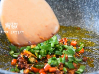 5、想保留最鲜美的滋味就这样吃——爆炒蛏子,倒入青椒、青红米椒清炒片刻