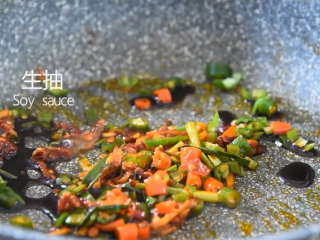 6、想保留最鲜美的滋味就这样吃——爆炒蛏子,倒入生抽