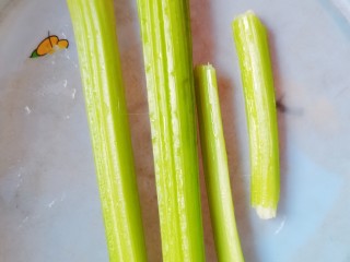1、腐竹拌芹菜,芹菜去掉里面的筋，再清洗干净