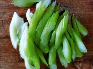 2、腐竹拌芹菜,再斜刀切成小块