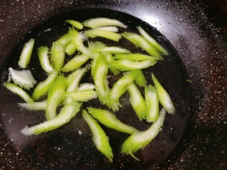 3、腐竹拌芹菜,锅里烧开水，再把它倒下去焯水