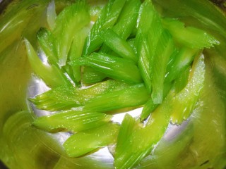 4、腐竹拌芹菜,再把它捞出来过一遍冷水