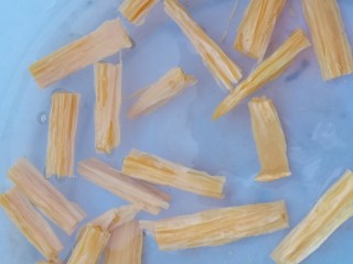 5、腐竹拌芹菜,腐竹掰断，用温水泡开