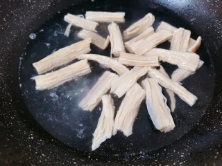 6、腐竹拌芹菜,锅里烧开水，再把腐竹放入焯水