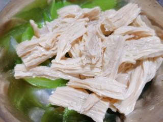 7、腐竹拌芹菜,一两分钟后把它捞出来控水，再放入芹菜里面