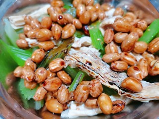 9、腐竹拌芹菜,再把它一起倒入腐竹里面