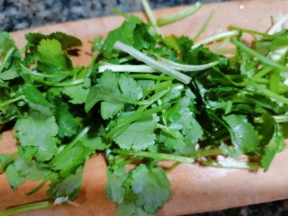 10、腐竹拌芹菜,香菜把它清洗干净后，切成小段