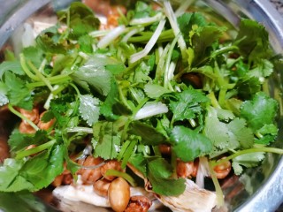 11、腐竹拌芹菜,也放入花生里