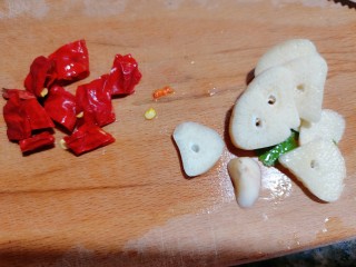 12、腐竹拌芹菜,准备大蒜和干辣椒