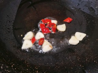 13、腐竹拌芹菜,锅里烧油，先把大蒜和干辣椒放入爆香