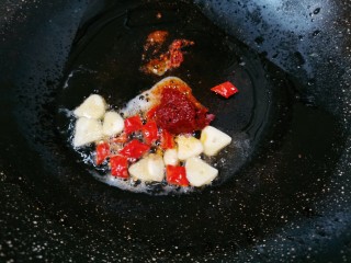 14、腐竹拌芹菜,再加入一勺豆瓣酱