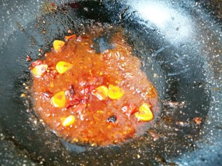 15、腐竹拌芹菜,加入一勺辣椒油，一勺香油，一点白糖，食用盐，少许清水把它煮开