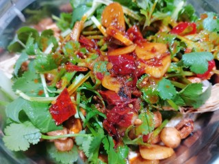 16、腐竹拌芹菜,把它放凉一点再倒入香菜上面