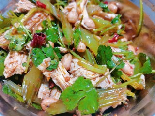 17、腐竹拌芹菜,再把它搅拌均匀，腌制一会儿