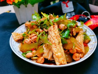 18、腐竹拌芹菜,芹菜拌腐竹就做好了，装盘开吃吧！