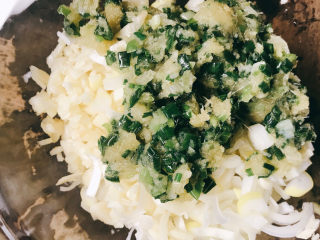 1、卜卜贝,放入碗中倒入白切鸡姜葱调料、盐。