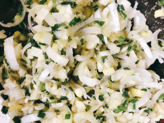 2、卜卜贝,拌匀。