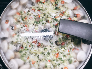 3、卜卜贝,放入蒸锅中，盖上锅盖。