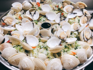 5、卜卜贝,大火蒸至白贝全部开口即可食用。