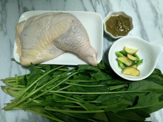1、凉拌鸡肉菠菜,准备食材