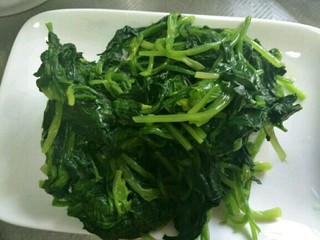 8、凉拌鸡肉菠菜,将菠菜攥干水份～