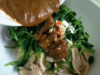 12、凉拌鸡肉菠菜,淋入调好味的芝麻酱汁～