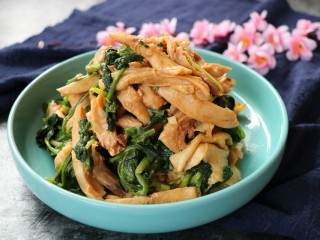 13、凉拌鸡肉菠菜,拌匀后就可以装盘享用啦～