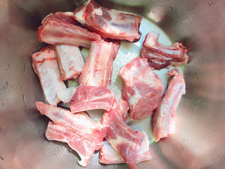 1、蒜香烤排骨,一字排剁成长段