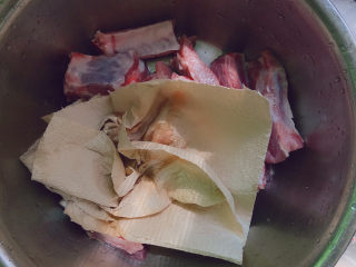 3、蒜香烤排骨,用厨房纸巾拭干水分