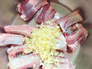 6、蒜香烤排骨,放入姜末