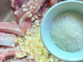 8、蒜香烤排骨,放入白糖