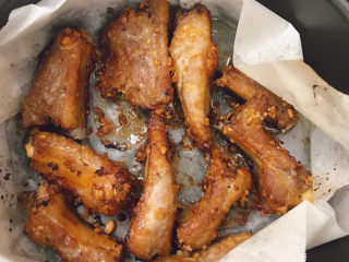 18、蒜香烤排骨,烤好的排骨，满屋飘香