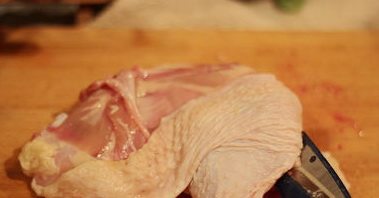 1、日式照烧鸡排饭,用剪刀顺着鸡腿外侧剪开