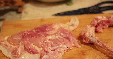 2、日式照烧鸡排饭,把骨头剔出来