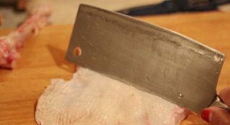 3、日式照烧鸡排饭,将鸡皮一侧翻过来,用刀背敲打,使肉质松软