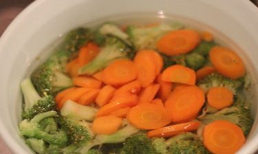 6、日式照烧鸡排饭,将西兰花和胡萝卜用手焯一下,并沥干水分,加入香油和少许盐拌匀