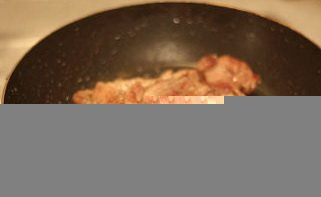 10、日式照烧鸡排饭,翻面继续煎至,使之两边都泛有金黄色,倒出多余的油分